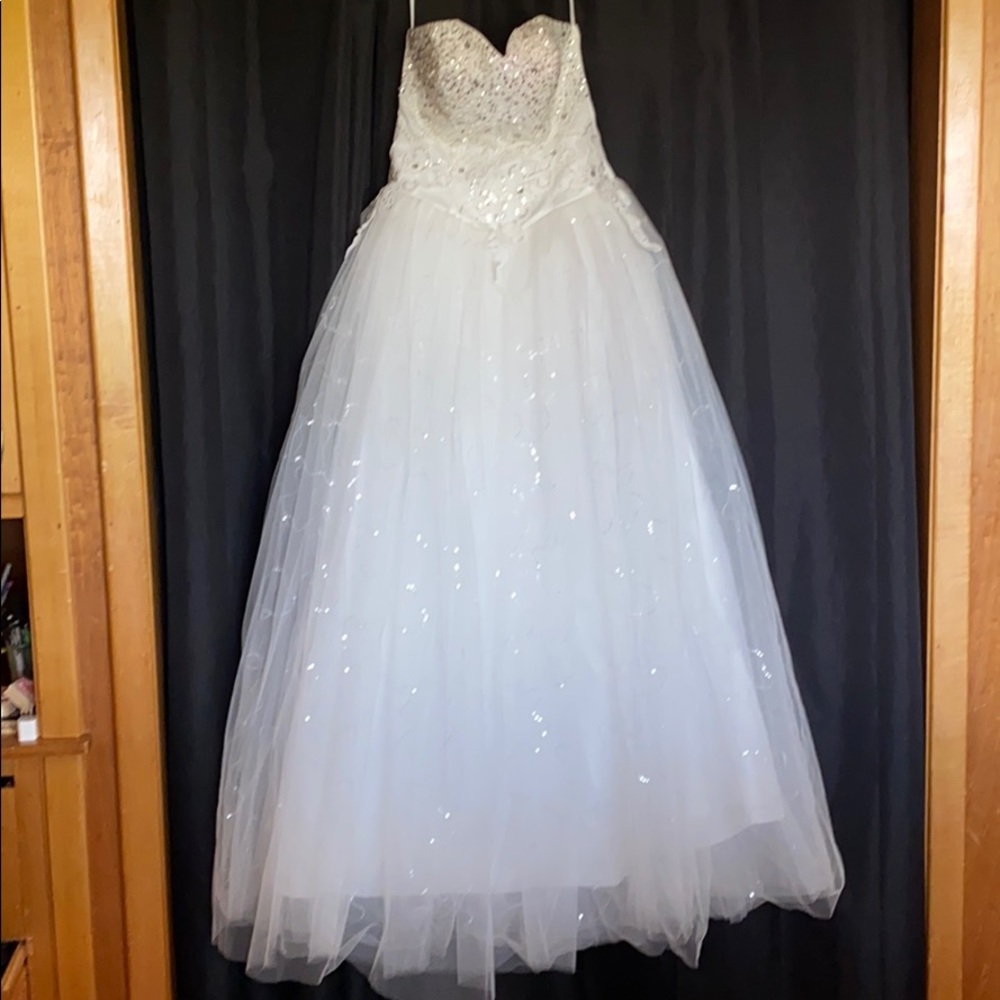 Strapless wedding dress